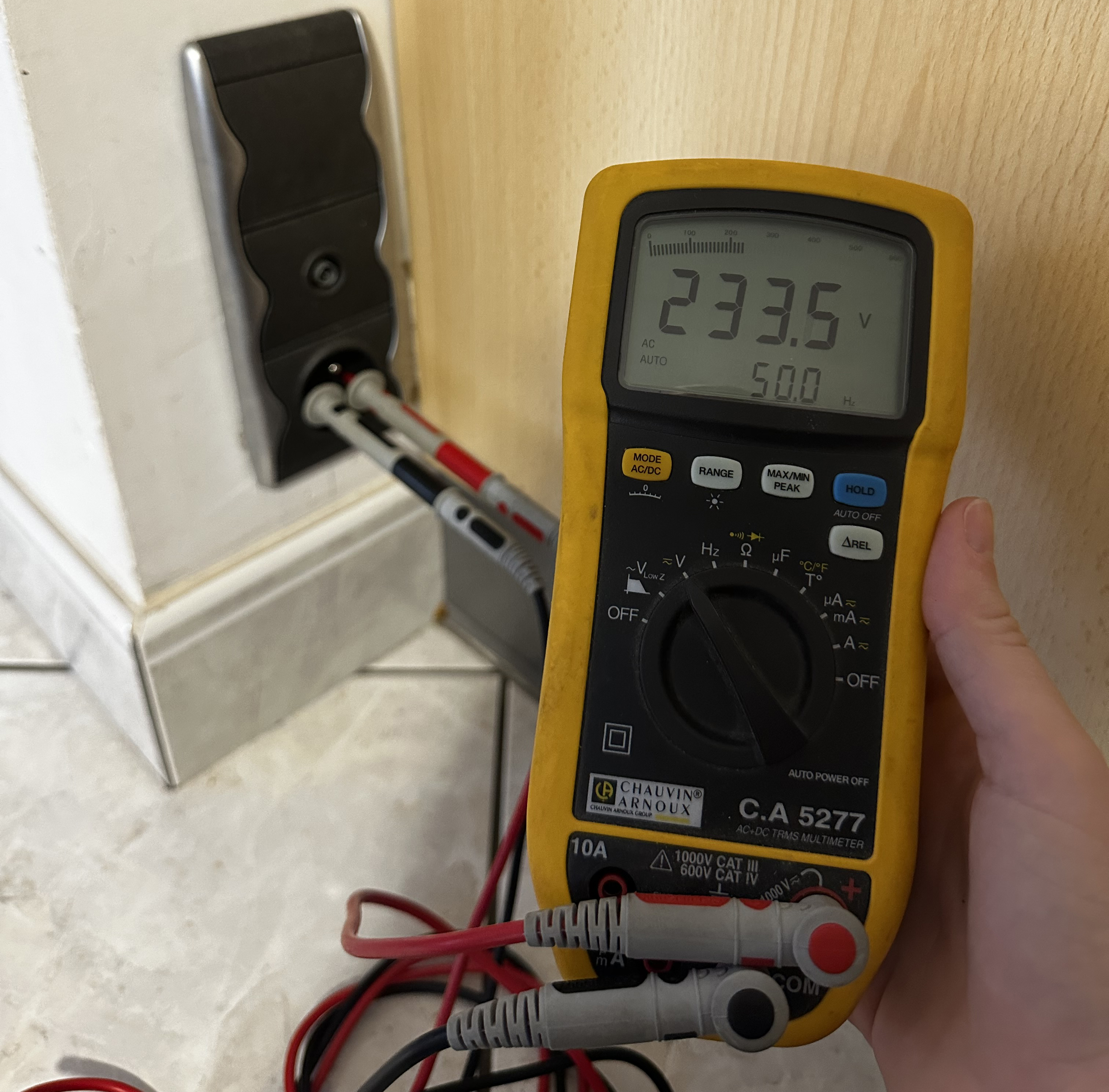 Test de courant sur un tableau electrique blanc